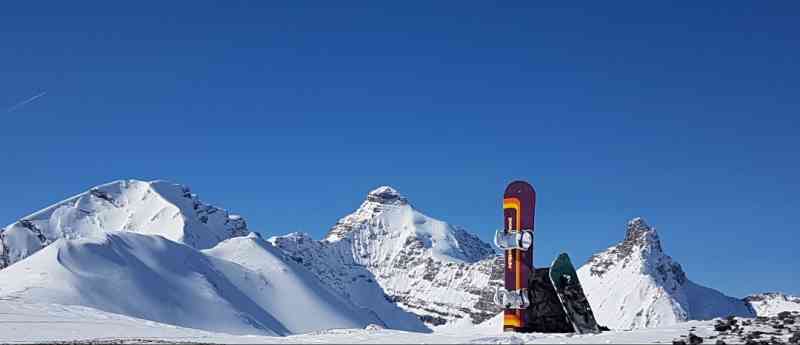 Backcountry snowboarding on Parker Ridge @ Icefields.